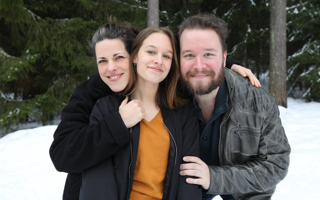 Mirella Pendolin-Katz (Lovis), Livia Wikström (Ronja) och J. Edgar Nieminen (Mattis).