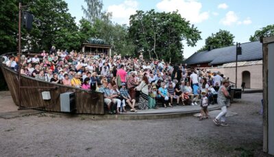 Läktaren fylls