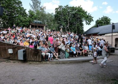Läktaren fylls