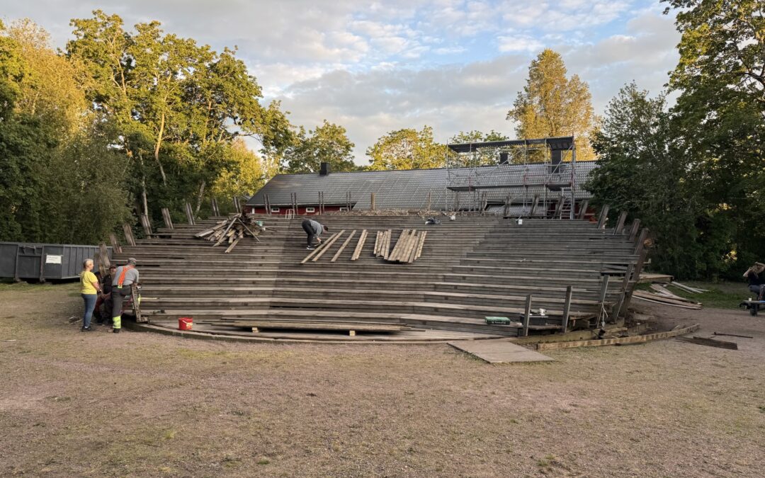 Rivningen av läktaren har startat